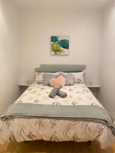 um quarto com uma cama com um bicho de peluche em Madrid Fabulous Chamberí em Madri