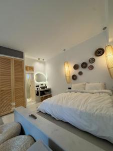 una camera con un grande letto e alcuni piatti appesi al muro di Flash house petite a Spetses