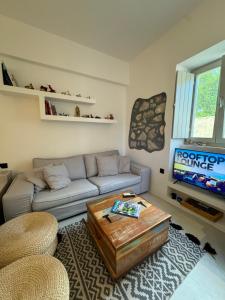 un soggiorno con divano e tavolino da caffè di Flash house petite a Spetses