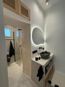 bagno con lavandino e specchio di Flash house petite a Spetses