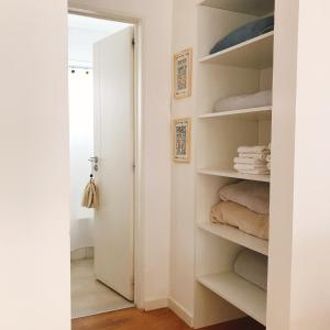 タンディルにあるMe espera Tandil - Apartamentoの白い棚付きのクローゼットが備わる部屋 +13枚の写真