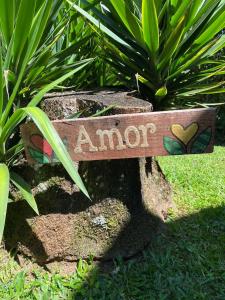 Znak, który mówi miłość siedząc w trawie w obiekcie Pousada Sabor da Serra w mieście Visconde De Maua