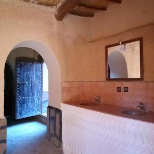 a bathroom with two sinks and a mirror at La perle de saghro in Nkob