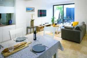 una cucina e un soggiorno con tavolo e divano di Magnifique appartement au centre-ville de Nice a Nizza