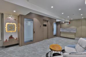 Ruang duduk di Hotel Shivashish