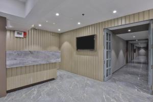 Televisyen dan/atau pusat hiburan di Hotel Shivashish