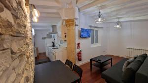 ein Wohnzimmer mit Sofa und Tisch in der Unterkunft El loft de la catedral VUT-09/547 in Burgos