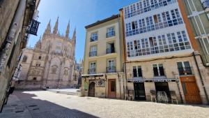 eine leere Straße vor einer Kathedrale in der Unterkunft El loft de la catedral VUT-09/547 in Burgos