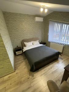 Un dormitorio con una cama y una silla dentro. en Ні пуху, ні пера!, en Reshetylivka 18 fotos más