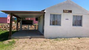 德尔迪阿布罗角Casa Enzo的白色的小房子,上面有标志