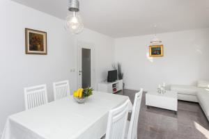 Televízia a/alebo spoločenská miestnosť v ubytovaní Apartment Dupčić