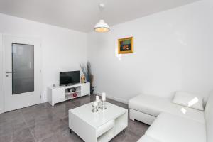 Televízia a/alebo spoločenská miestnosť v ubytovaní Apartment Dupčić