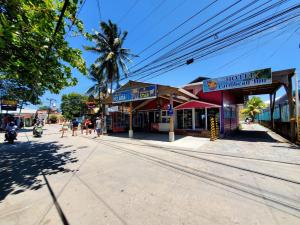 una strada vuota in una piccola cittadina con negozi di Hotel Caribbean Inn a West End