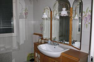 La salle de bains est pourvue d'un lavabo et d'un miroir. dans l'établissement AFFITTACAMERE MONTE OLIMPO, à Galatone