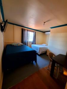 Un pat sau paturi într-o cameră la Hotel Caribbean Inn