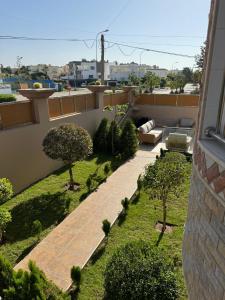 un jardin sur le toit d'un bâtiment dans l'établissement Villa famillial avec piscine Founty, à Agadir