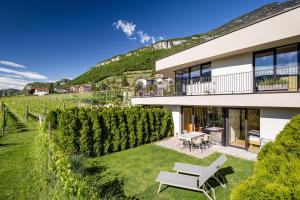 an image of a house with a garden at Hof im Kalch Tramin in Termeno