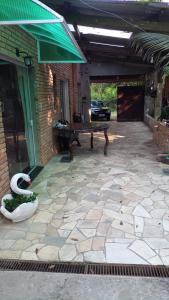 a patio with a bench and a table in a building at Casa familiar no paraíso Guaraú. in Peruíbe