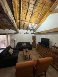 a living room with couches and a flat screen tv at Casa Damajuana 