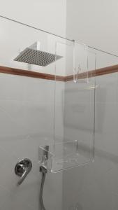 El baño incluye ducha de cristal con grifo. en Castello di Alica, en Forcoli