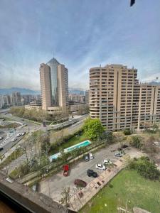een stad met hoge gebouwen en een parkeerplaats bij Parque Arauco Las Condes 5 Personas in Santiago