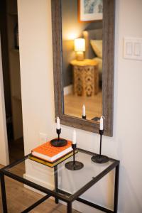 洛杉磯的住宿－Luxury Apartment In The Prime Hollywood Location，书上放着两根蜡烛的玻璃桌