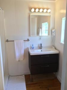 La salle de bains est pourvue d'un lavabo et d'un miroir. dans l'établissement Bimini Seaside Villas - Green Cottage with Bay/Marina View, à Alice Town
