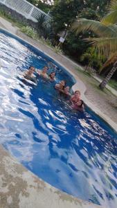 un grupo de personas nadando en una piscina en La Cabaña de Victor, en Olón