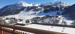 a view of a ski resort with snow covered mountains at Le COCON DES NEIGES MONTGENEVRE in Montgenèvre +5 photos