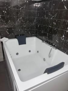 Ванная комната в Jacuzzi Suites 2 +2 фотографии
