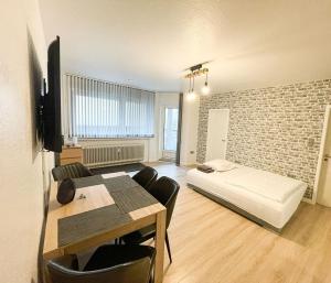 salon z łóżkiem i stołem w obiekcie Business Apartment Altstadt w Bremie
