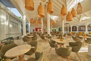 un restaurante con mesas, sillas y luces en Bahia Principe Luxury Esmeralda All Inclusive - Newly Renovated, en Punta Cana