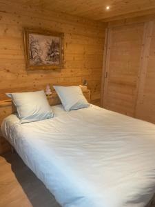 谷雪維爾的住宿－Résidence LE ROC SABAL - Courchevel 1650，卧室配有白色的木墙床