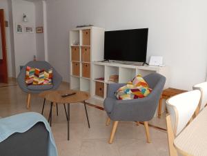 Piso Centrico 1.5km Playa con gran terraza +vistas的电视和/或娱乐中心