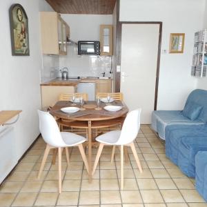 cocina pequeña y comedor con mesa y sillas en Studio le Dahut en Champagny-en-Vanoise