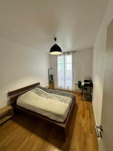 1 dormitorio con cama y escritorio. en Appartement T3 centre ville en Perpiñán
