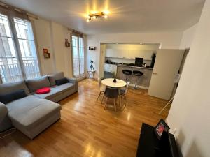 sala de estar con sofá y mesa en Appartement T3 centre ville en Perpiñán