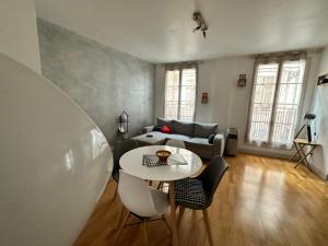 a living room with a table and a couch at Appartement T3 centre ville in Perpignan