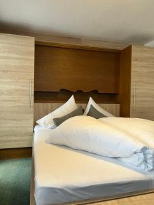 Cama o camas de una habitación en Altes Holzhaus