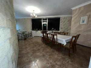 een eetkamer met een tafel en stoelen bij Baron Hotel in Vanadzor