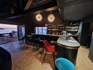 Lounge nebo bar v ubytování VILLA MANDRAGORE Ile du Levant