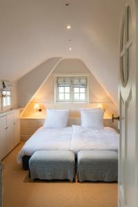 2 Betten in einem Zimmer mit Dachgeschoss in der Unterkunft Sunbeam family house at seaside in Knokke-Heist
