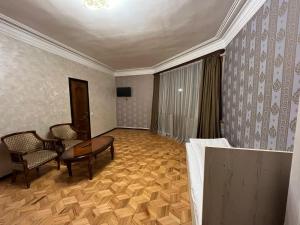 TV a/nebo společenská místnost v ubytování Baron Hotel