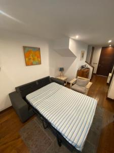 un salon avec un canapé et un lit dans l'établissement Casa ITALIA 2 Condominio Parque Pinares, à Pucón