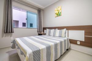 Postel nebo postele na pokoji v ubytování 012 - Apartamento espaçoso à 120m Praia de Bombas