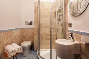 e bagno con doccia, servizi igienici e lavandino. di Palazzo Giorgi a Siena