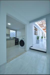 uma grande cozinha com uma máquina de lavar roupa num quarto em Casa Encanto Manga em Cartagena das Índias