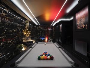 un tavolo da biliardo con le palle in una stanza di Vegas Room - Luxury a Serémange-Erzange