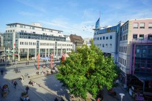 un gruppo di edifici in una città con un albero di 3-Raum City-Appartement Jena a Jena