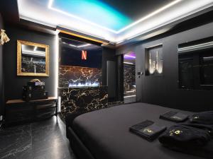 una camera con letto e parete con camino di Vegas Room - Luxury a Serémange-Erzange